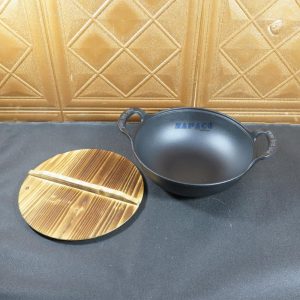 Alternative view of Nồi Gang 2 Quai Nắp Gỗ 27YBG