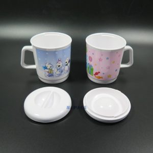 Ly nhựa có quai cho bé