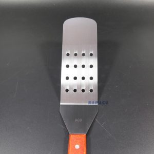 Sẻng lật thức ăn cán gỗ có lỗ (1)