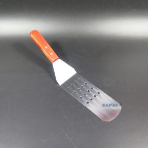 Sẻng lật thức ăn cán gỗ có lỗ